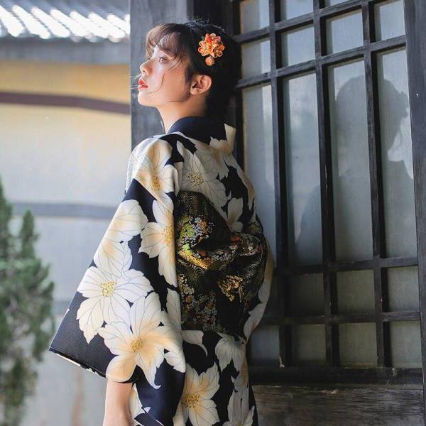 Kimono Femme Traditionnel Bleu Fleurs Blanches